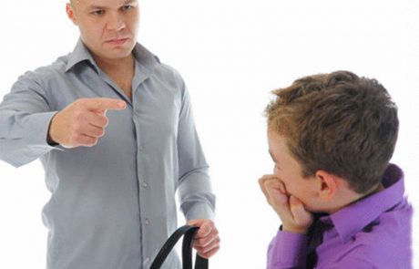 57% من الآباء يضربون وجوه أبنائهم
