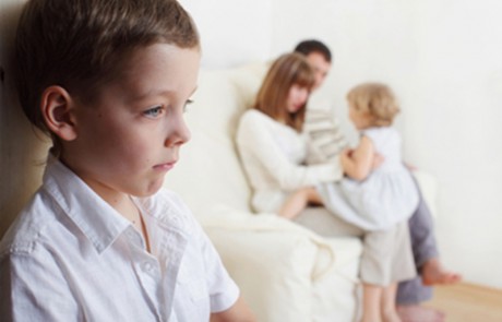 7 أساليب تربوية تجنب طفلك العصبية